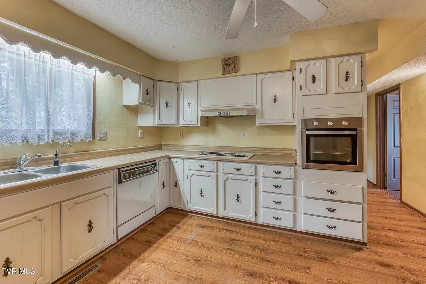 308 Castaway Drive before — kitchen