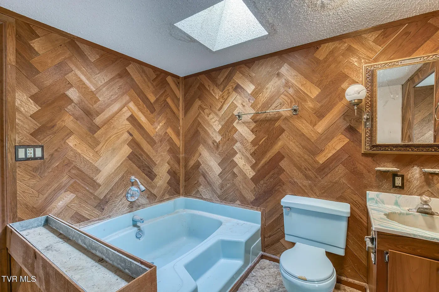 308 Castaway Drive before — bathroom